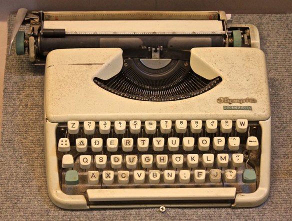 Machine à écrire Olympia Splendid 33, disposition AĐERTY, utilisée au Vietnam dans les années 1960. © Creative Commons