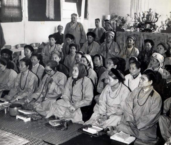 Les fidèles en prière. Au premier rang, de gauche à droite : Mmes Kasparian, Tam, Gaye, Guermier, Chalumeau, Ty ; deuxième rang, de gauche à droite : maman de Mme Crasbercu, ????, Chau, Lecrenn, Sassi, Lay, Le Van Ra, mémé Rubillais ; troisième rang, de gauche à droite : Mmes Parquier, ????, mémé Henri, Guyon de Chemilly, Pataki ; quatrième rang, de gauche à droite : Mmes Gervais, Guène, Diop, Martin, Savary, ???? ; au fond : MM Lamy (assis), Lecoury, Mme Gaspard, mémé Lejeune.