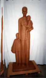 Projet de statue représentant une maman vietnamienne avec ses deux enfants. Il manque une valise qui sera posée à côté d'eux.